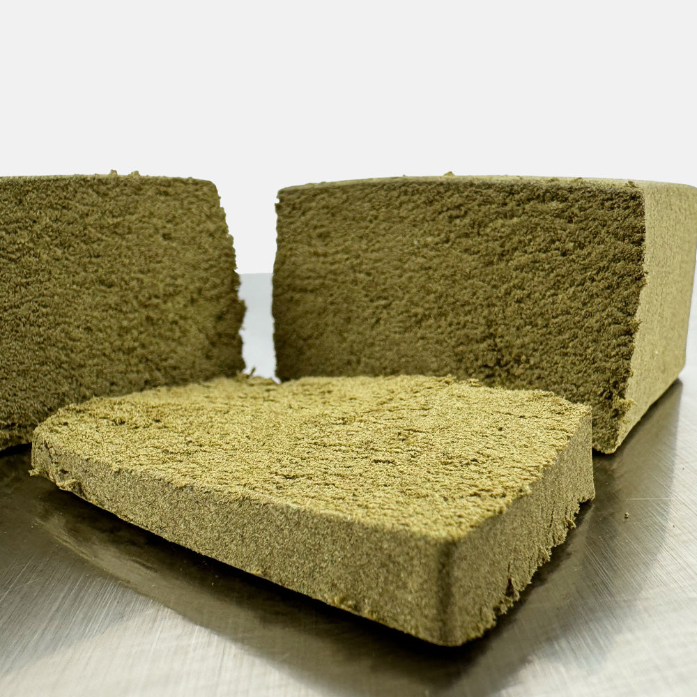 Tranche d'un bloc de CBD Dry Sift Cannatonic