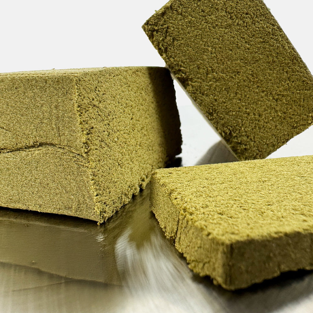 Découpe de 3 morceaux du CBD Dry Sift Dos-Si-Dos