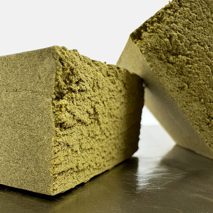 Zoom sur le CBD Dry Sift pressé coupé en deux