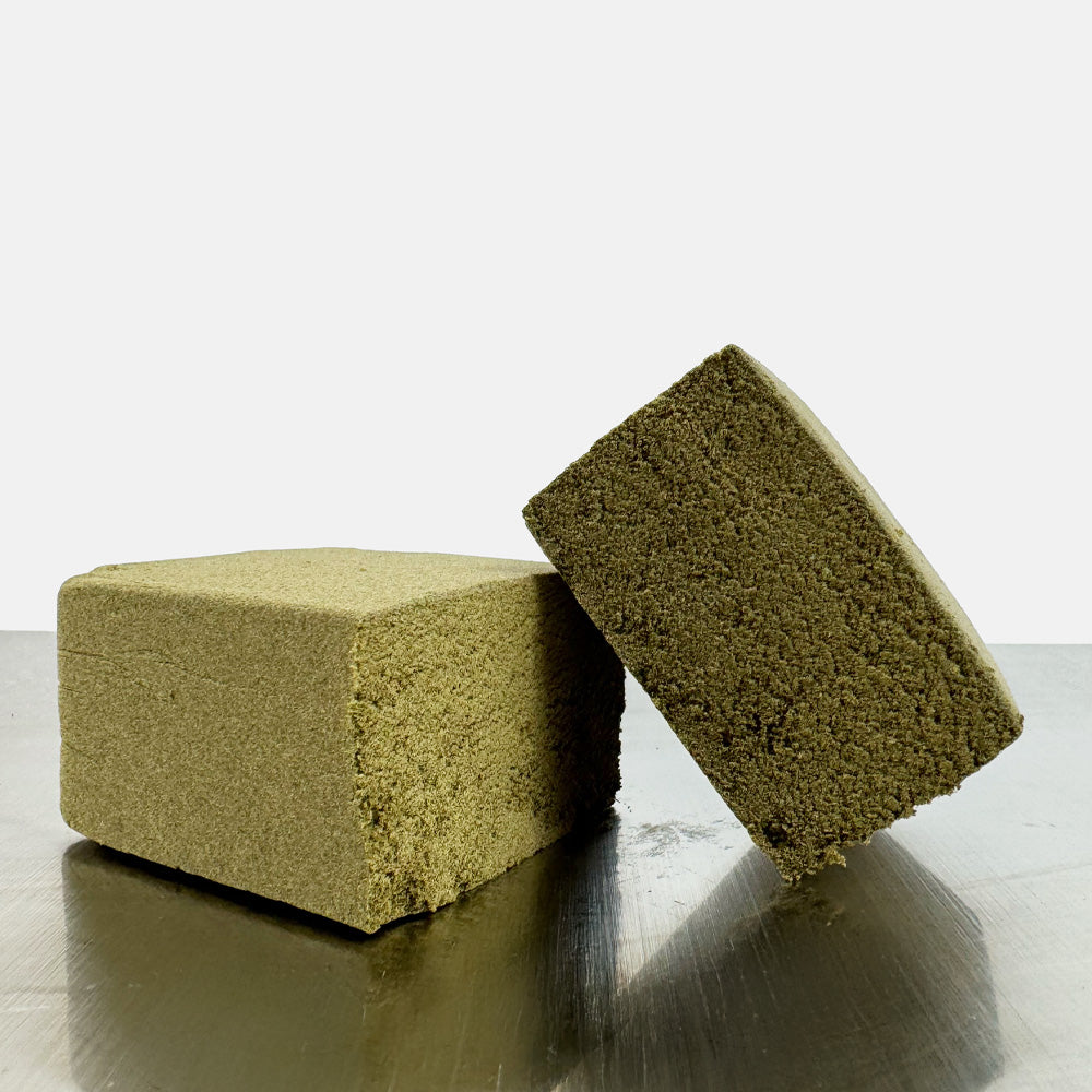 Deux morceaux de CBD Dry Sift Cannatonic coupés en deux qui se chevauchent