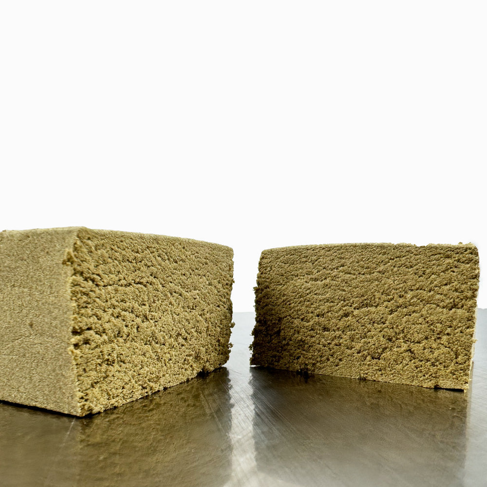 Morceau de CBD Dry Sift Mala X Zoap coupé en deux