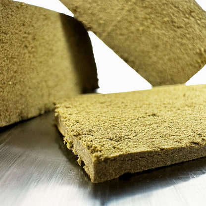 Zoom sur la tranche d'un bloc de CBD Fruity Ketama