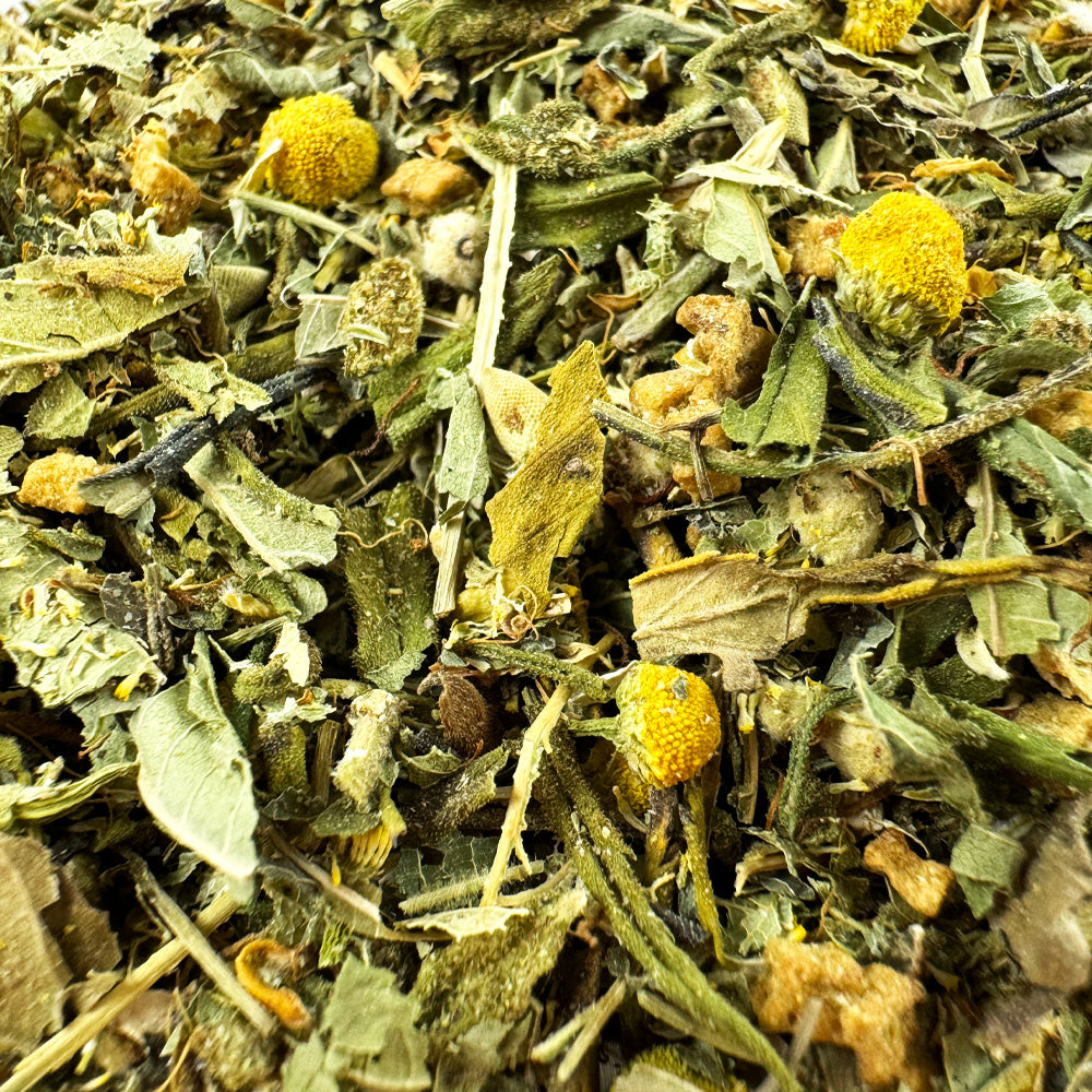 Zoom sur un tas de feuilles de la tisane au CBD marchand de sable