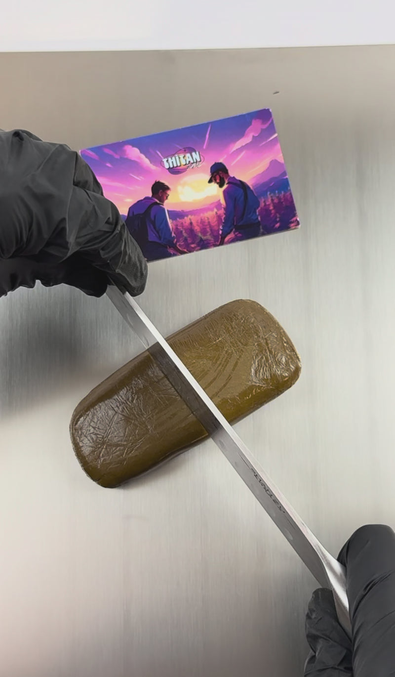 Découpe d'un morceau de CBD Piatella 50